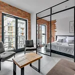 Aparthotel Aura Iii & Free Parking By Downtown 4*