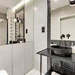 Aura Iii & Free Parking By Downtown Aparthotel 4*