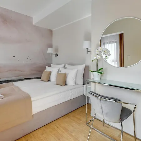 Hotel apartamentowy Aura Iii & Free Parking By Downtown 4*